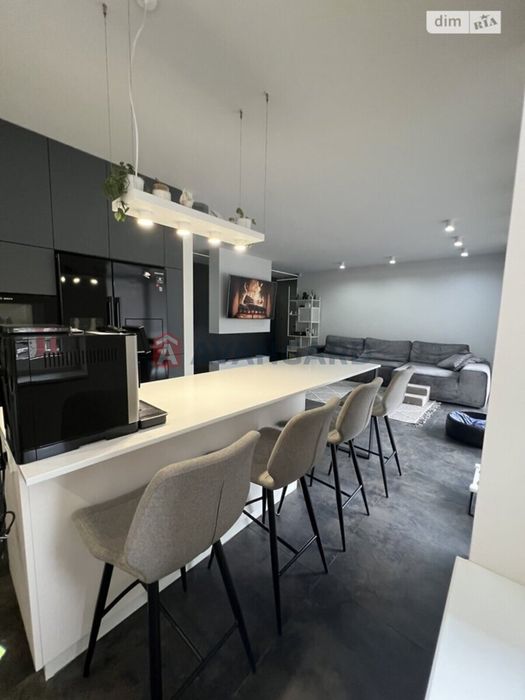 простора трьох кімнатна квартира