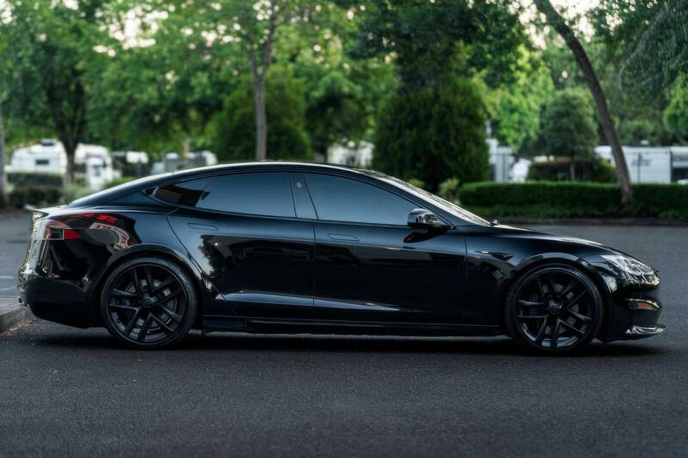 Tesla Model S Plaid      2022
