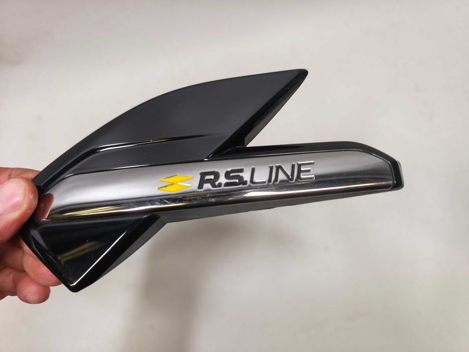 RENAULT CAPTUR II 19-24 listwa błotnika emblemat lewy RSLINE OE