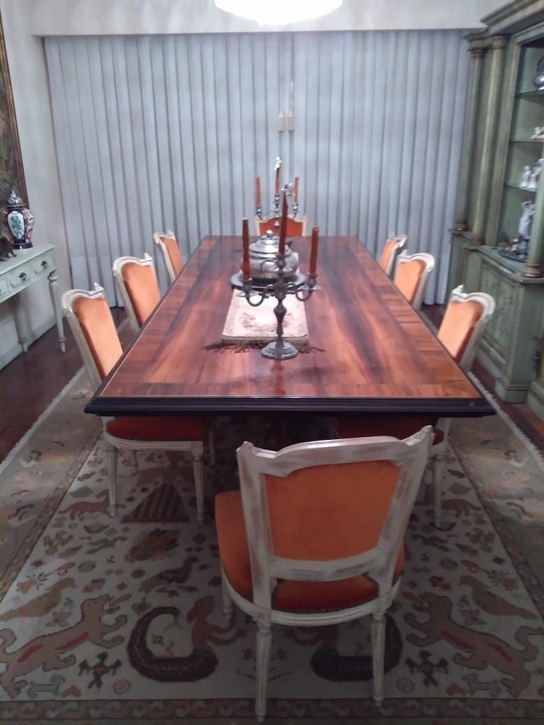 Mesa de sala de jantar extraordinária, magnífico pé em talha dourada .
