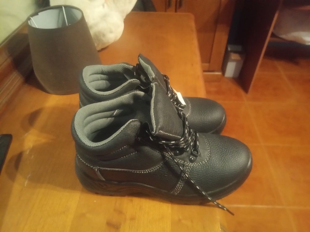 Botas de biqueira de aço n36 ou 37  são novas