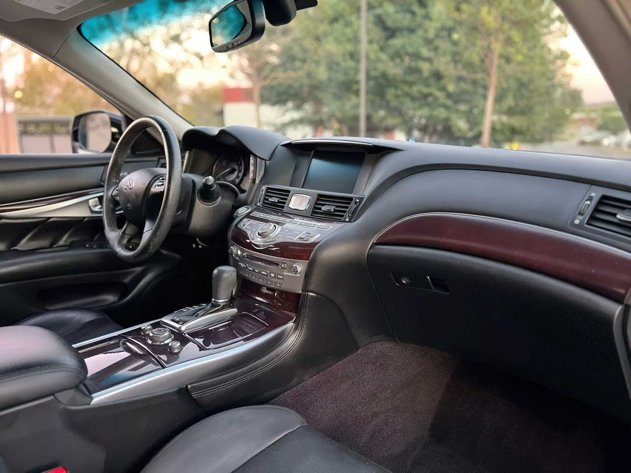 Infiniti Q70 Luxe 2018