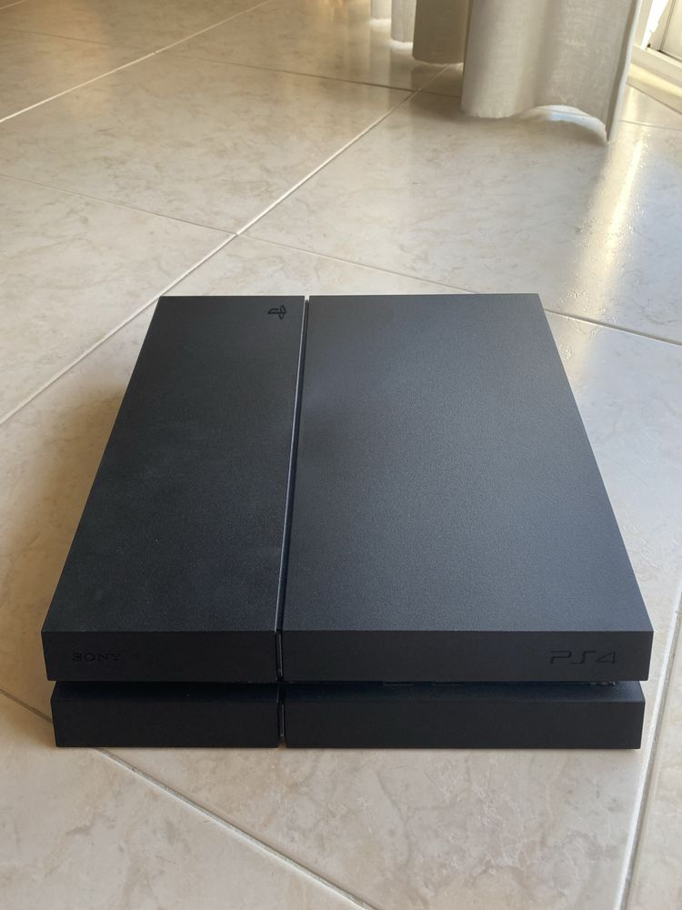 PlayStation 4 500gb + 2 comandos