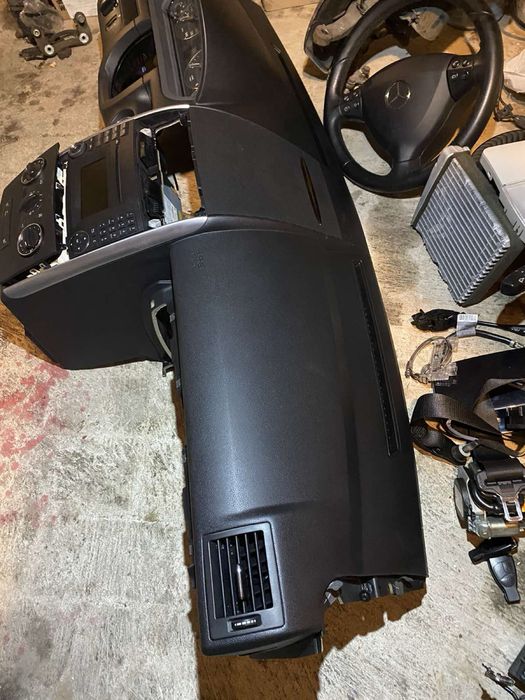 Панель торпеда мерседес а169 2010