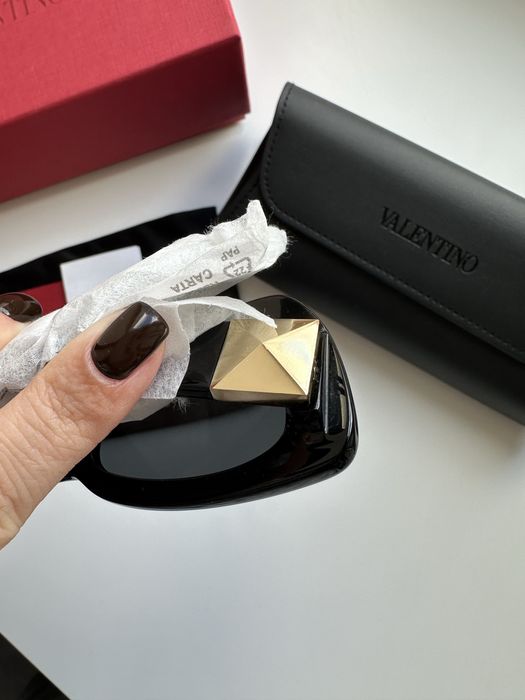 Сонцезахисні окуляри жіночі чорні Valentino