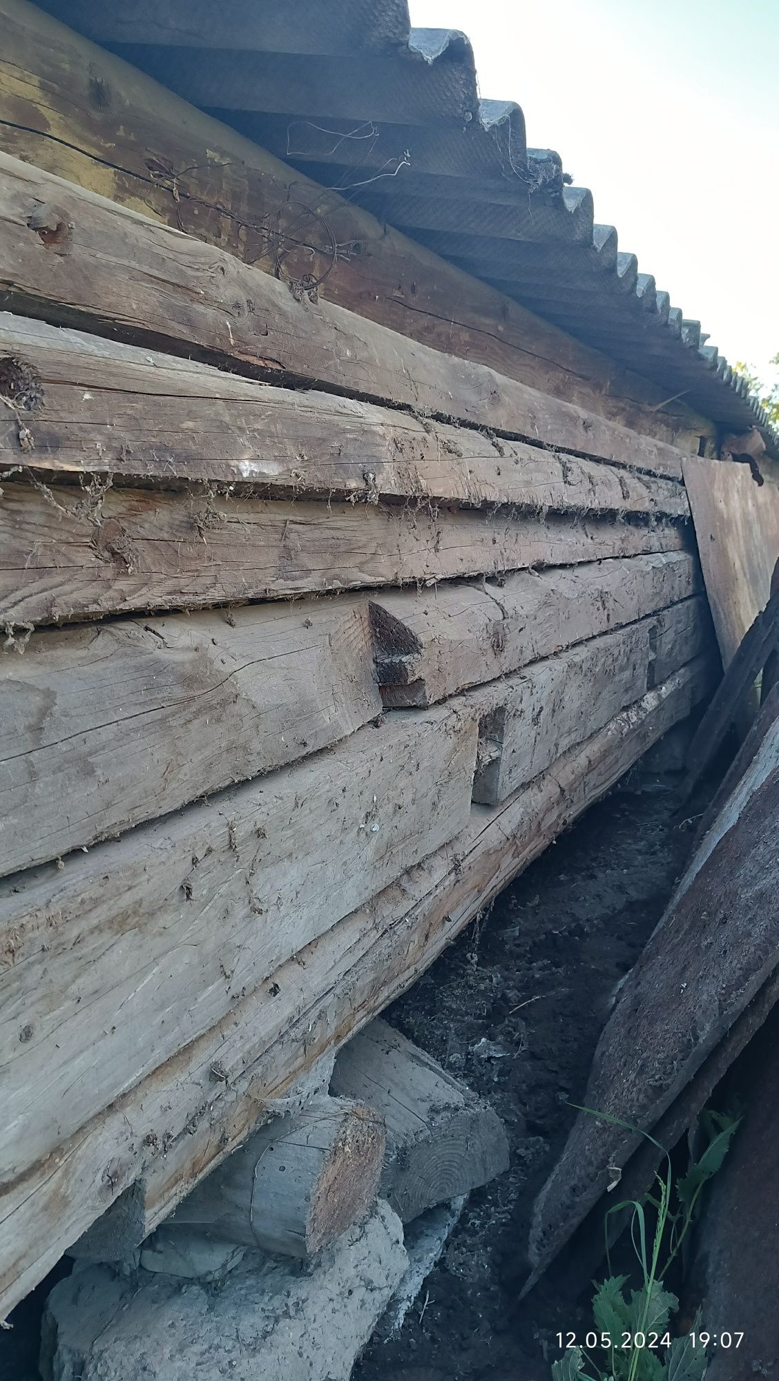 Дерево розібрана хата