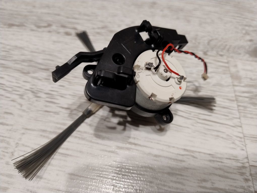 Moduł szczotki bocznej Lewej ,L' ze szczotką Irobot Roomba Combo (50h)