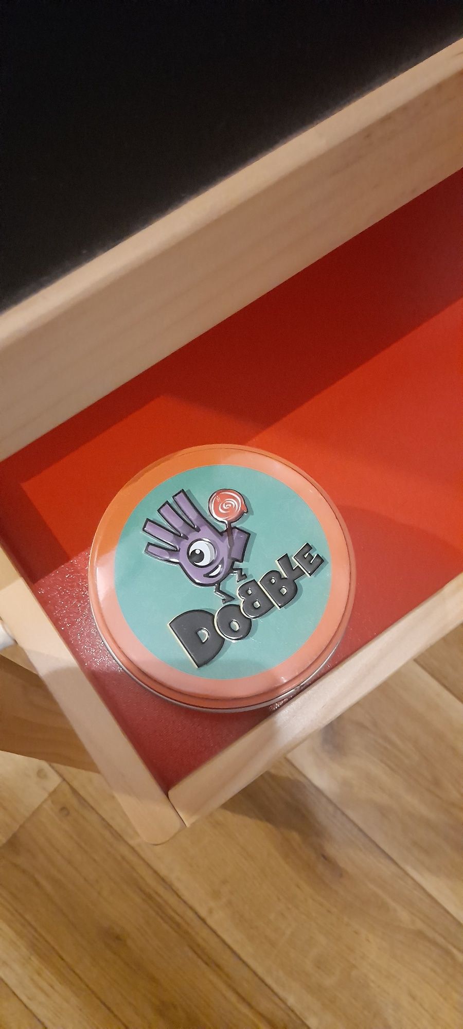 Tablica kreda, zmazywalny flamaster + gra Dobble