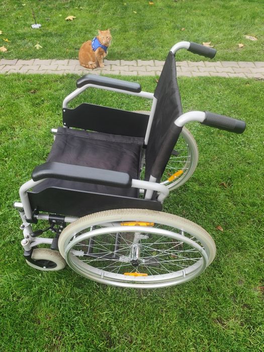 Sprzedam wózek inwalidzki aluminiowy składany 
wózek jest lekki wygodn
