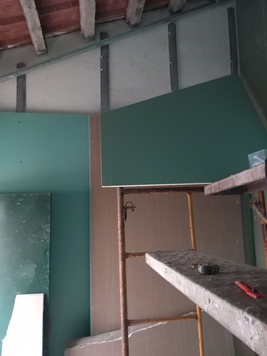 Realizo pequenas obras e pinturas