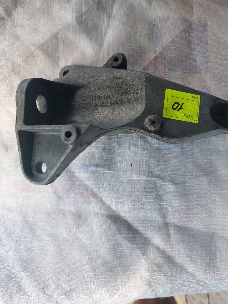 Правый кронштейн АКПП Audi A6 C5 8D0399114AJ