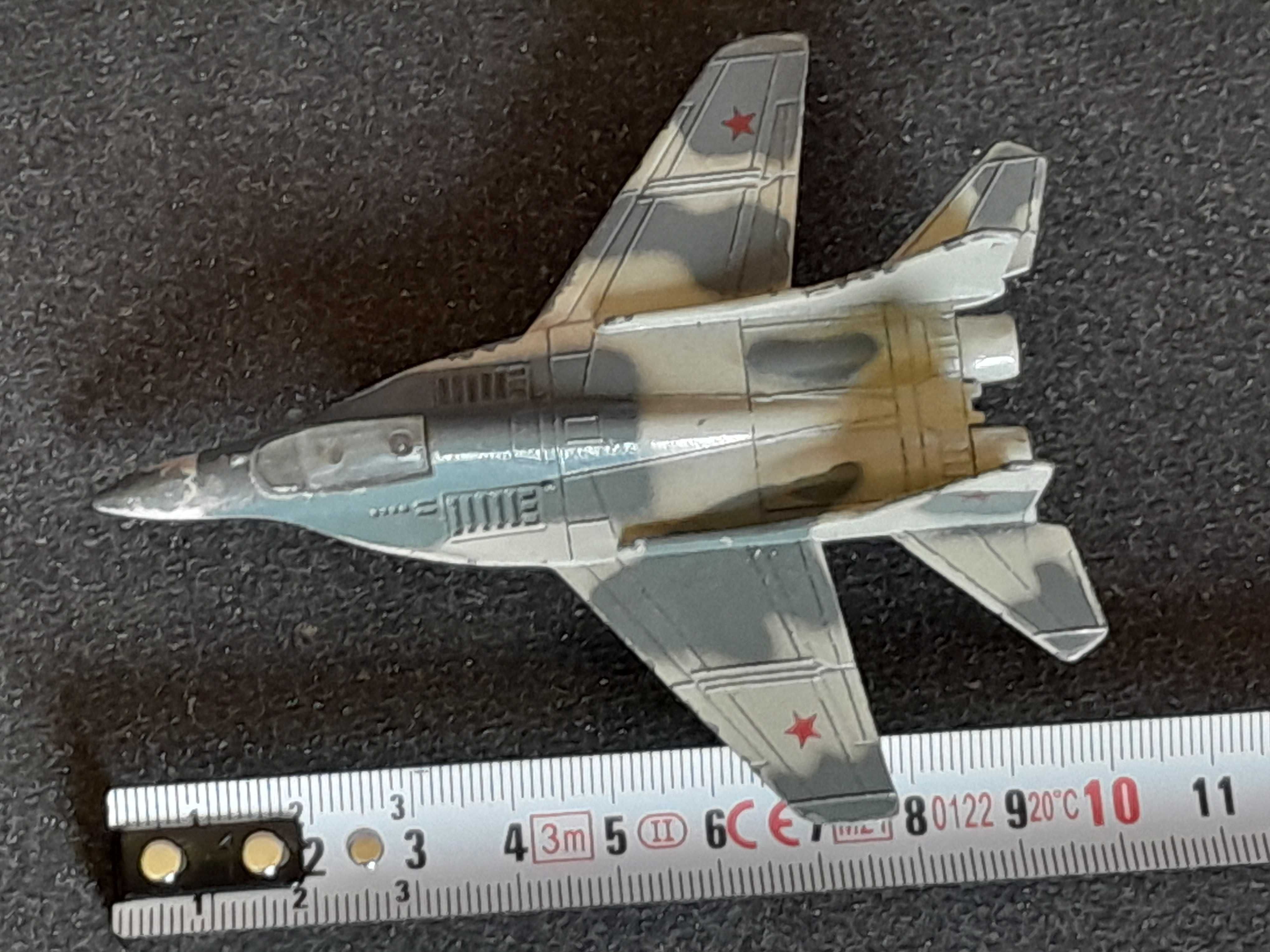 Stary metalowy model samolotu MIG-29 Fulcrum używany