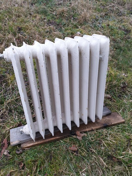 Duży i mały grzejnik żeliwny/ kaloryfery