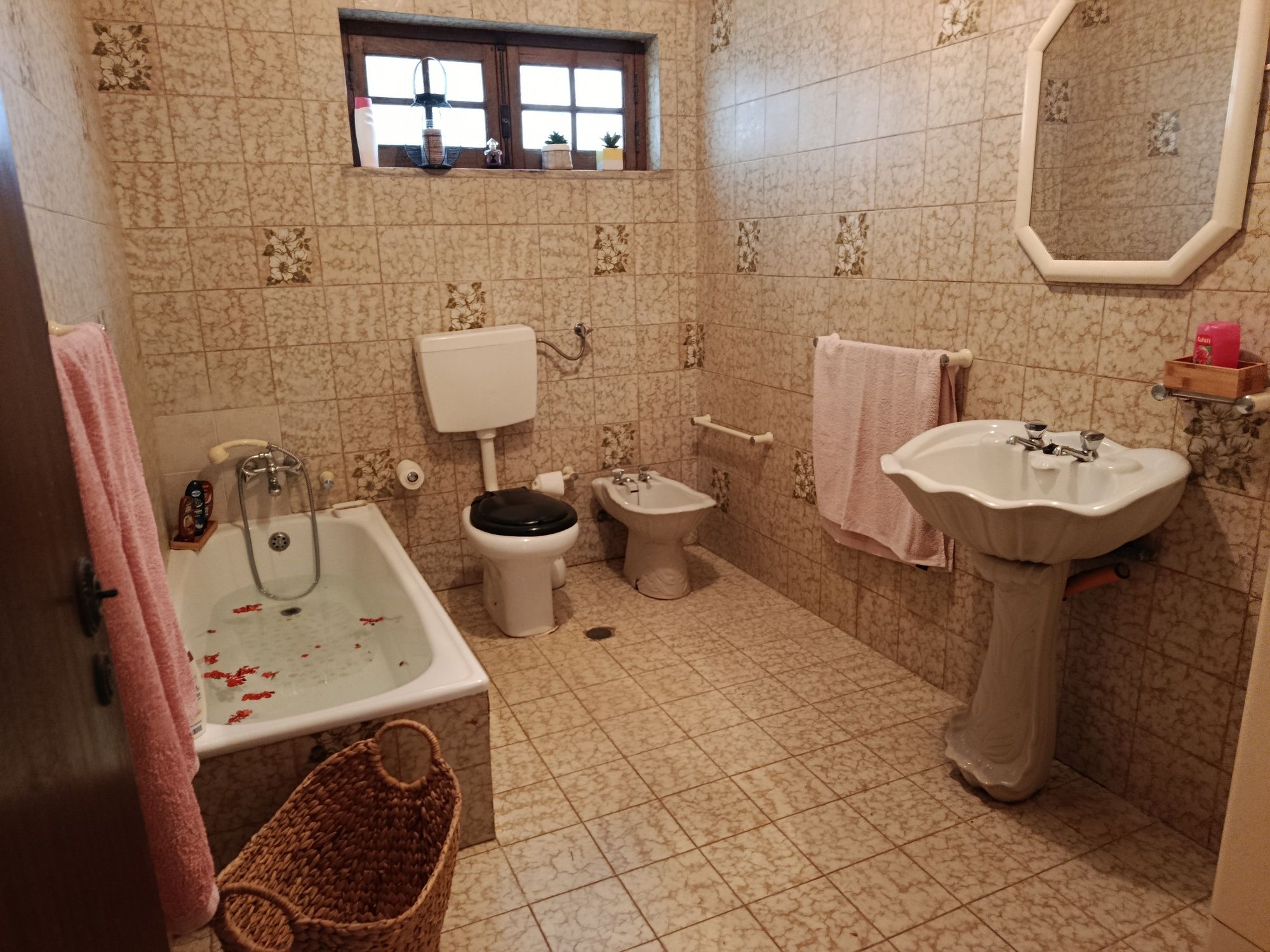 Moradia pronta a habitar com terreno e anexos
