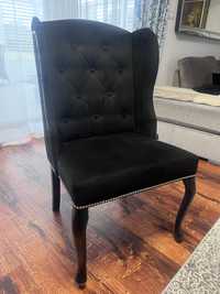 Czarne krzesła pikowane w stylu glamour