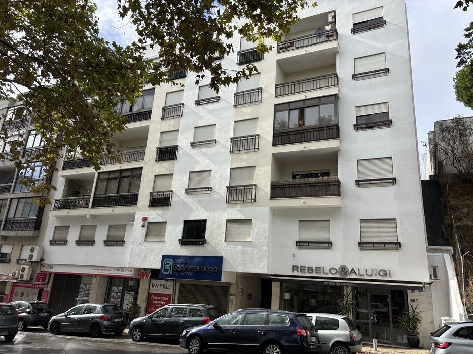 Apartamento T2 com arrecadacao zona do Pombal