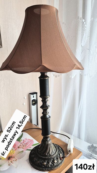 lampa stołowa z brązowym abażurem i mosiężną ozdobną podstawą
