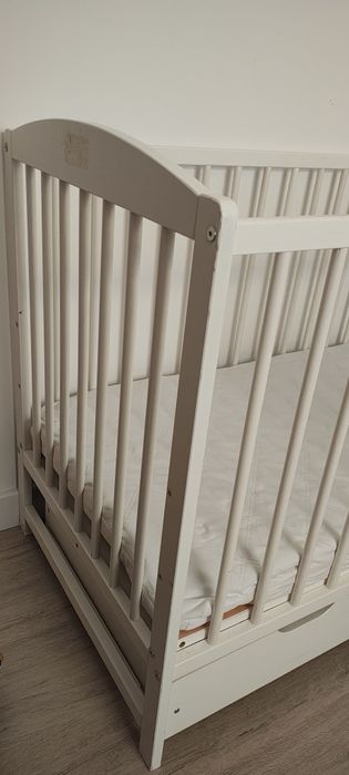 Białe łóżeczko dziecięce 120x60 z materacem i szuflada