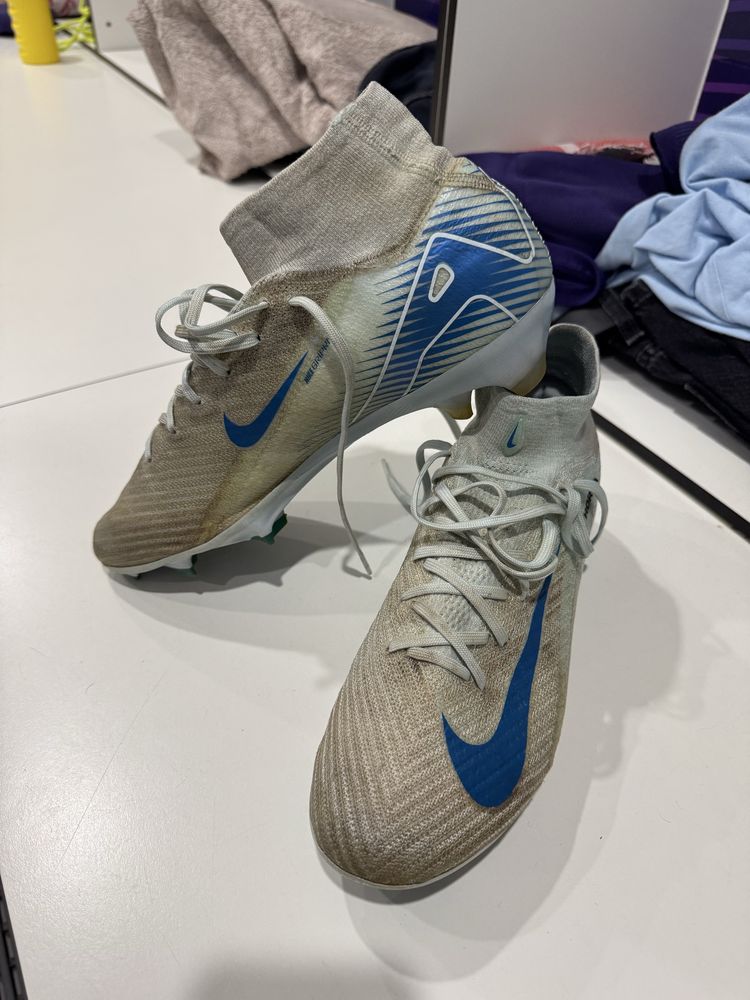 Varias chuteiras 42