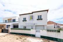 Moradia T3 com sótão, garagem e quintal - Peniche