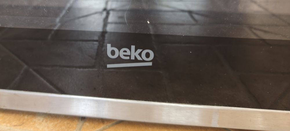 Forno de Encastrar BEKO Multifunções. Estado Novo. Torres Vedras.