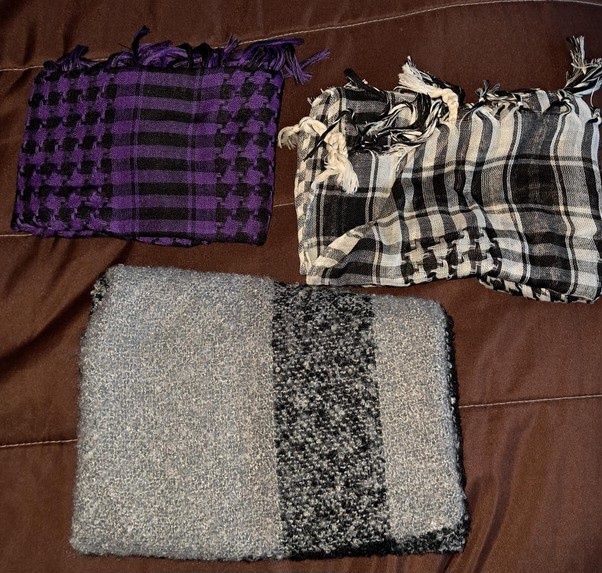 Três cachecol de varias cor