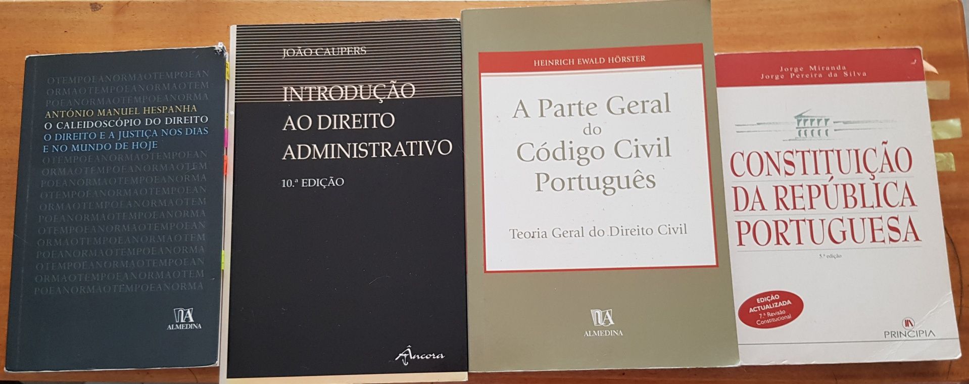 Vários Livros de Direito (Penal, Civil, Trabalho)