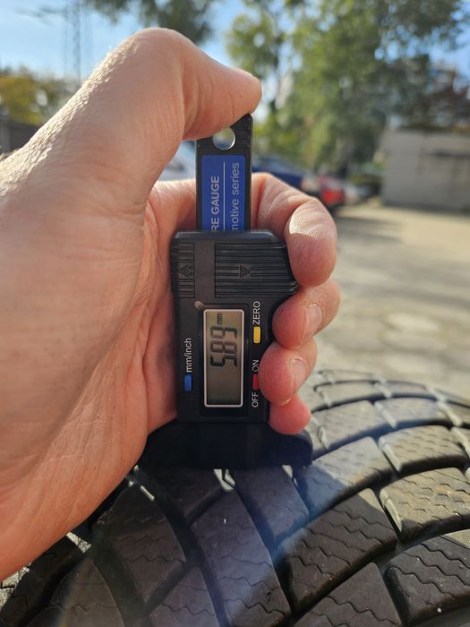 Opony zimowe Bridgestone 235/55/19 rok 23 bieznik 5,9 mm