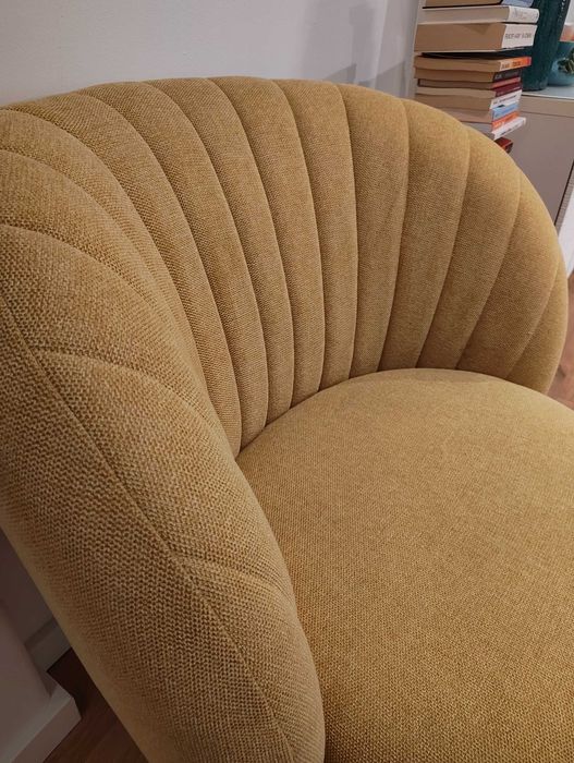 Cadeirão amarelo KINDA, com pés em dourado