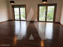 Apartamento T3 com ótimas áreas, junto ao C.C. Glicínias!