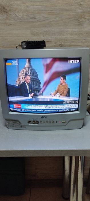 Телевізор JVC маленький в робочому стані з пультом