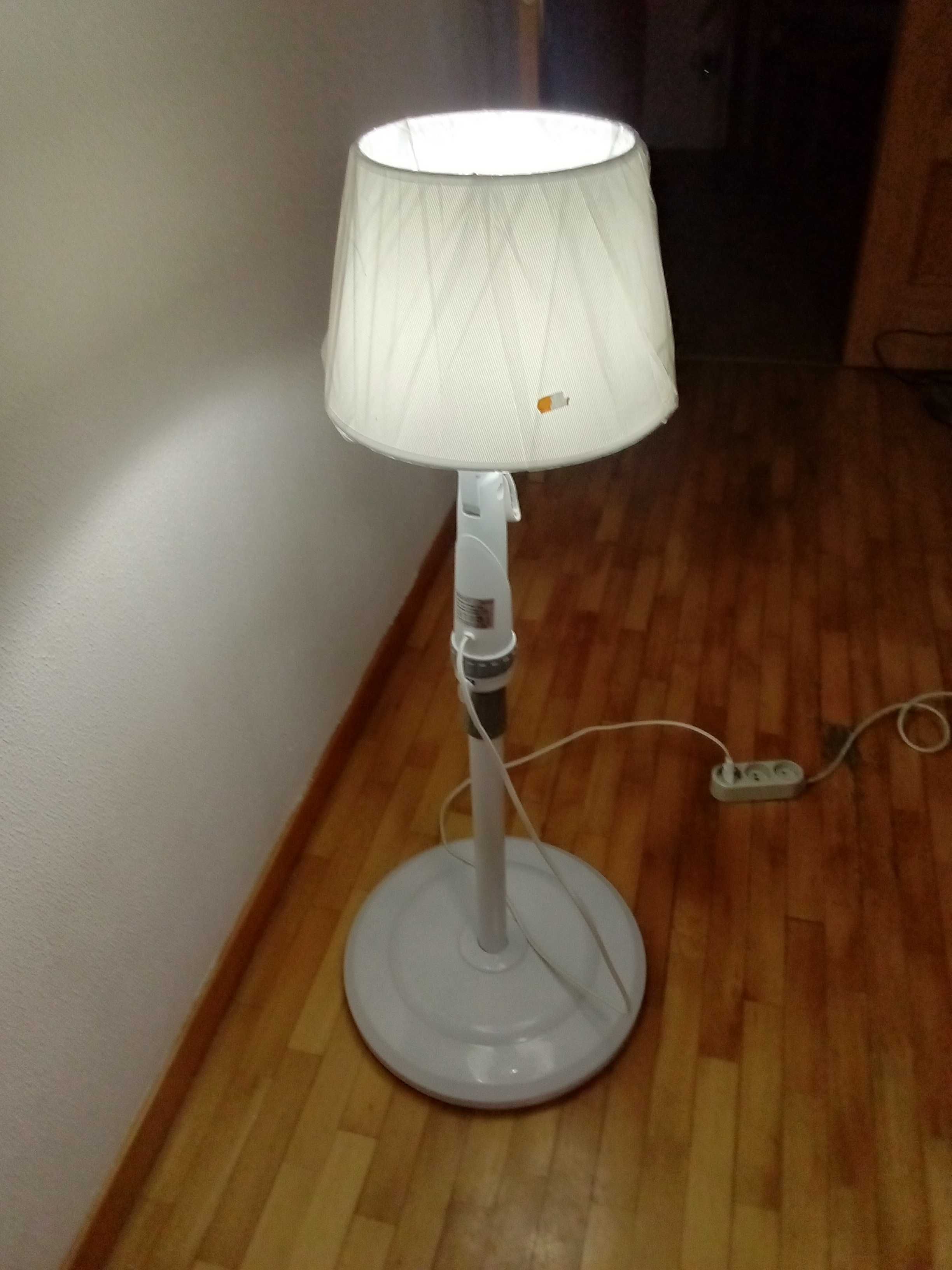 Candeeiro de  pé