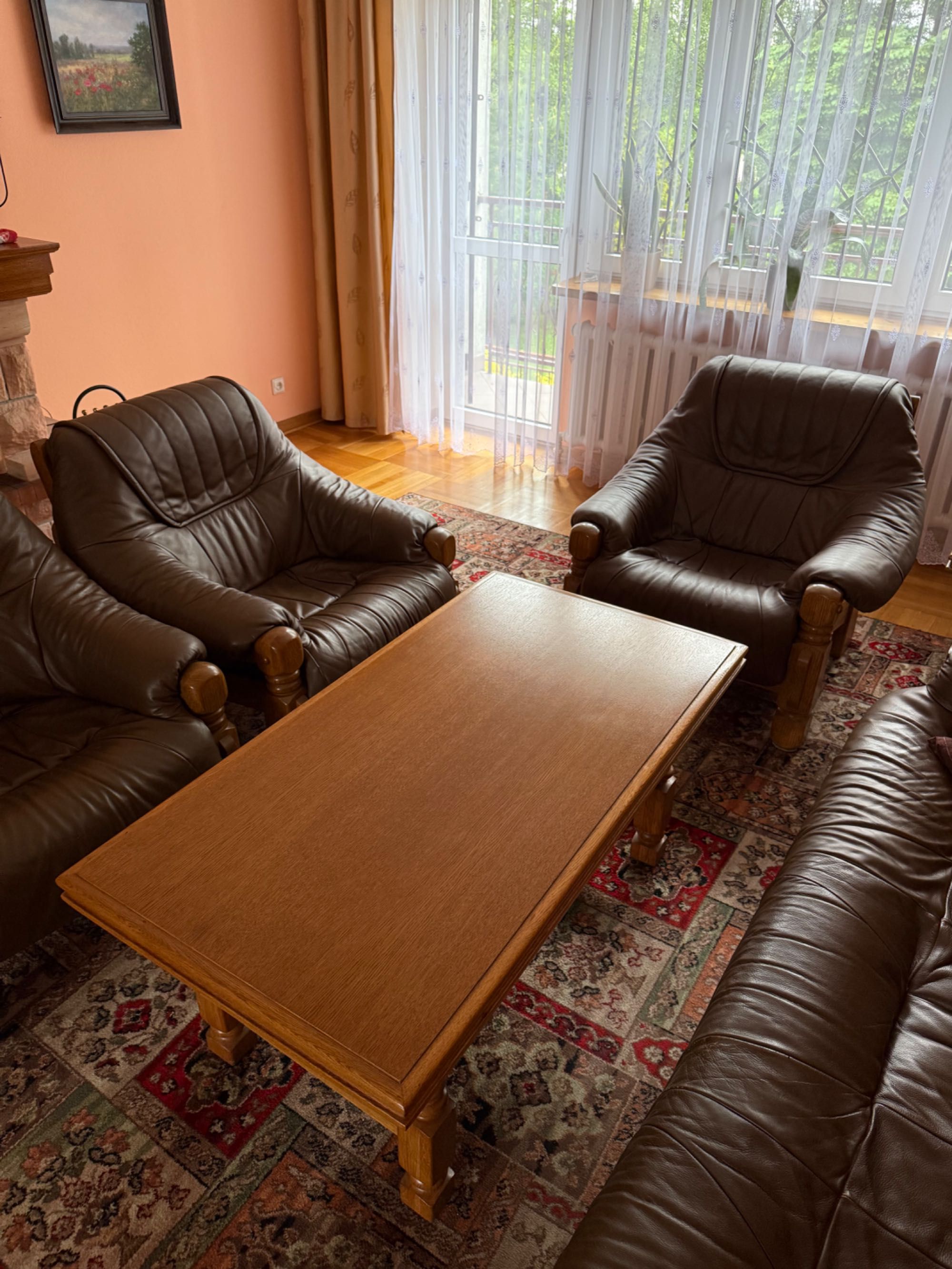 Klasyczny, wygodny fotel skórzany z drewnianymi elementami