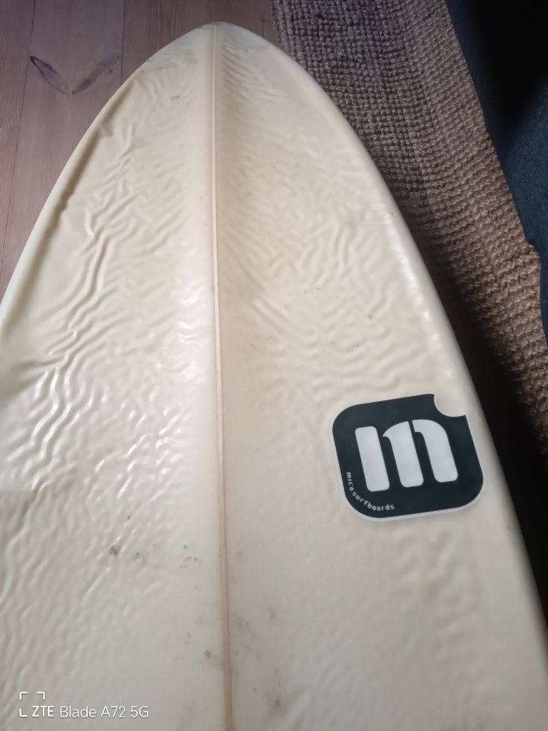 Prancha de surf com defeito