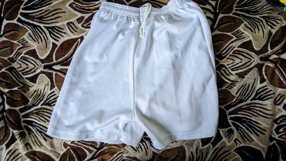 білі спортивні шорти