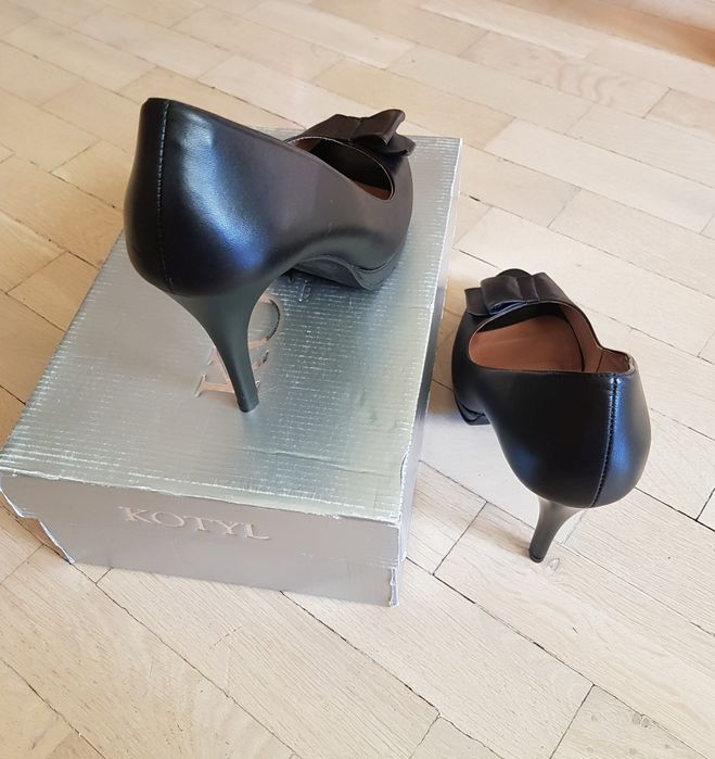 Kotyl 40 26 cm szpilki czarne