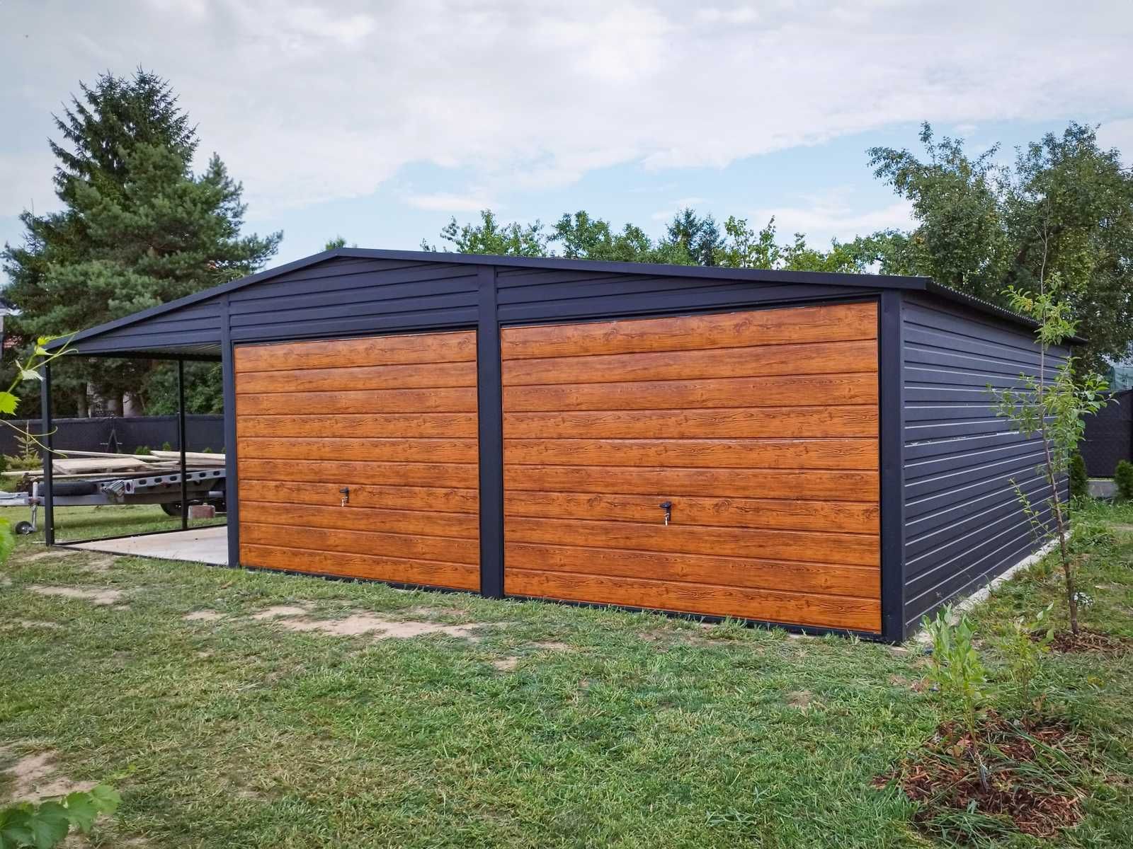 Garaż blaszany 8x6 dwuspadowy z wiatą Matowa Czerń + Dąb Rustykalny