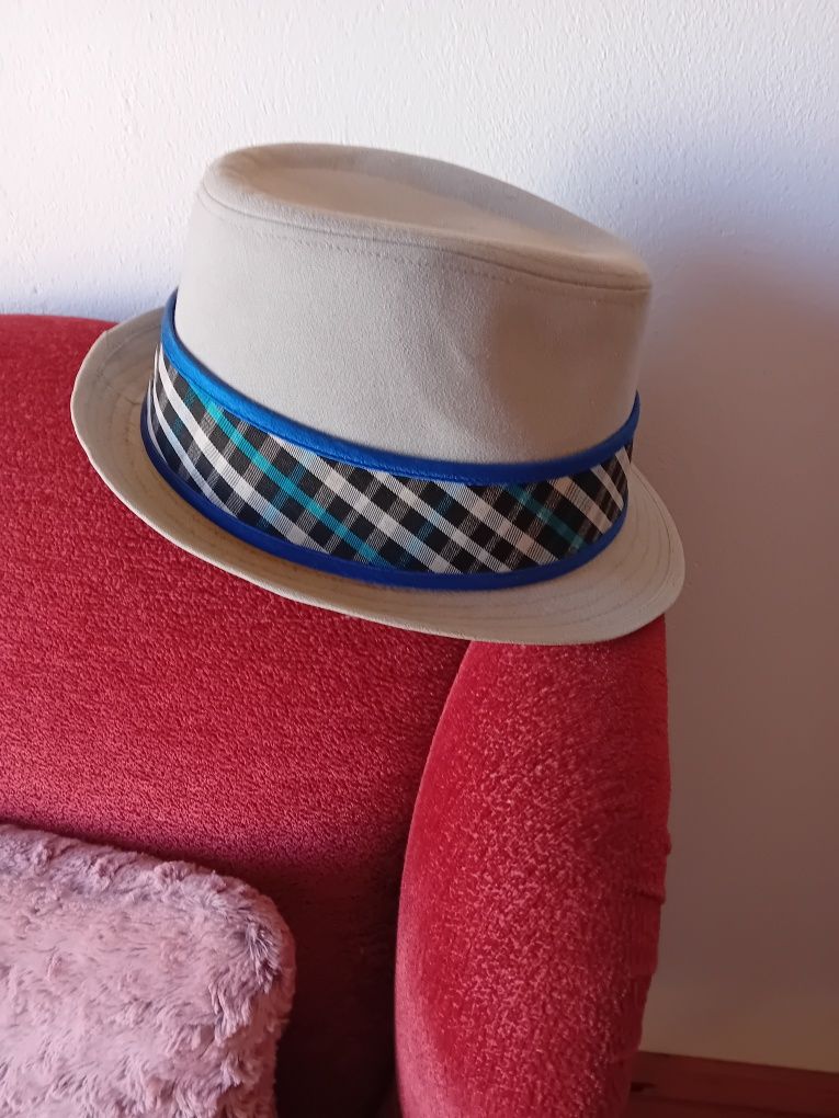 Chapéu de feltro cinzento