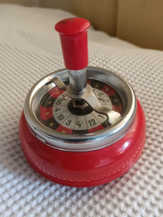 Cinzeiro vintage com jogo da roleta