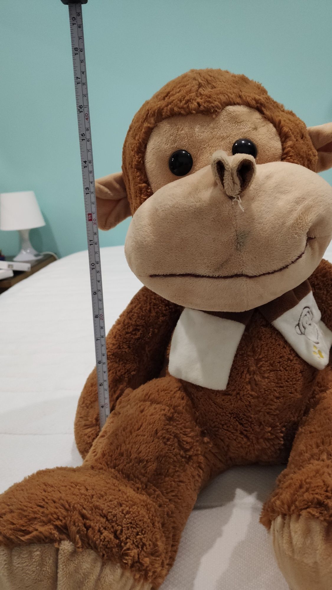 Peluche grande de macaco com pelo castanho fofinho