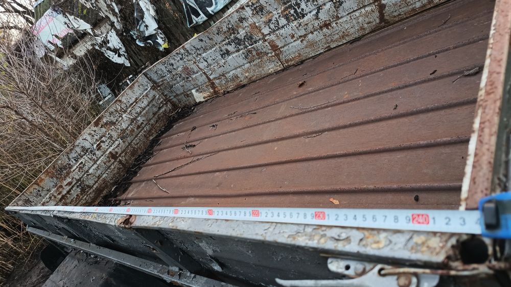 Причіп є дуги, міцний.