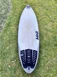 Prancha Surf MAR 5’8” + Quilhas + Dakine Tail Pad — Pronta a Usar