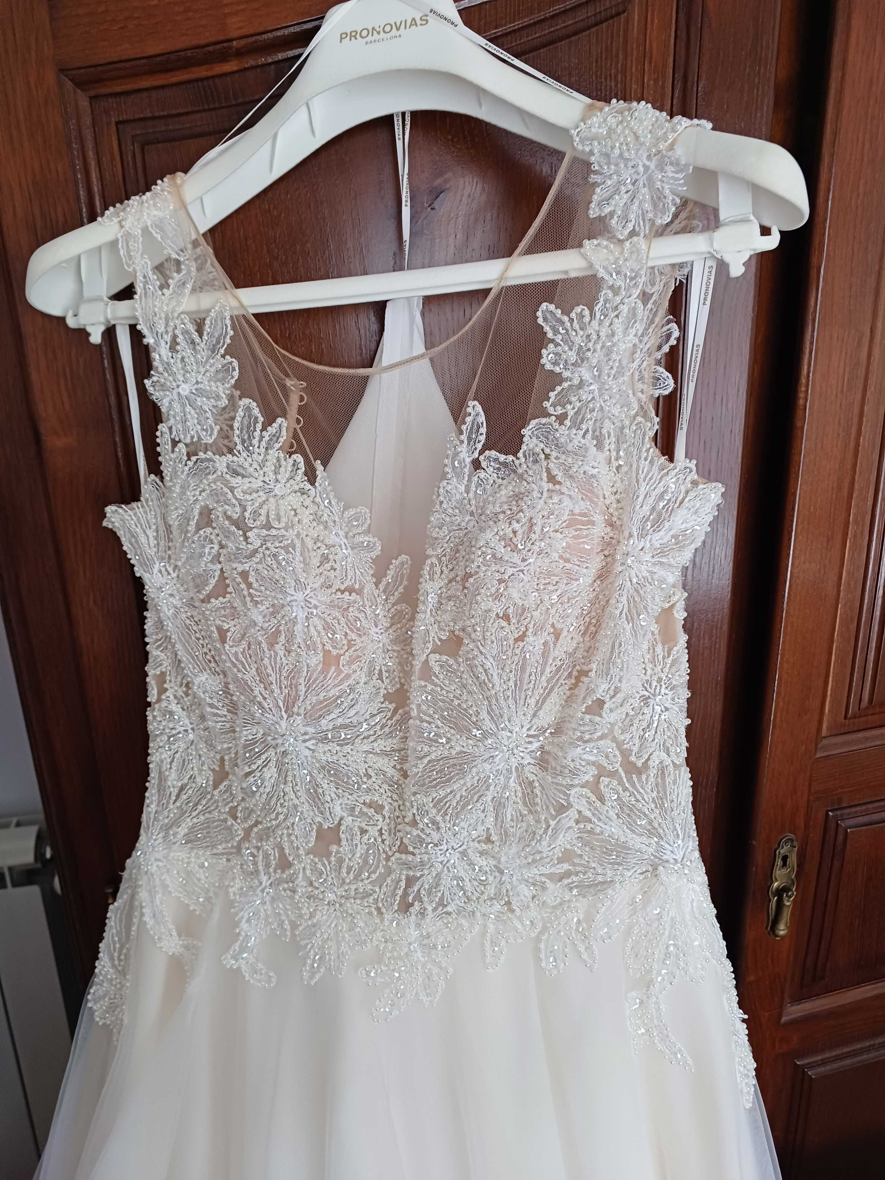 Vestido de noiva, saiote e véu novos | Pronovias