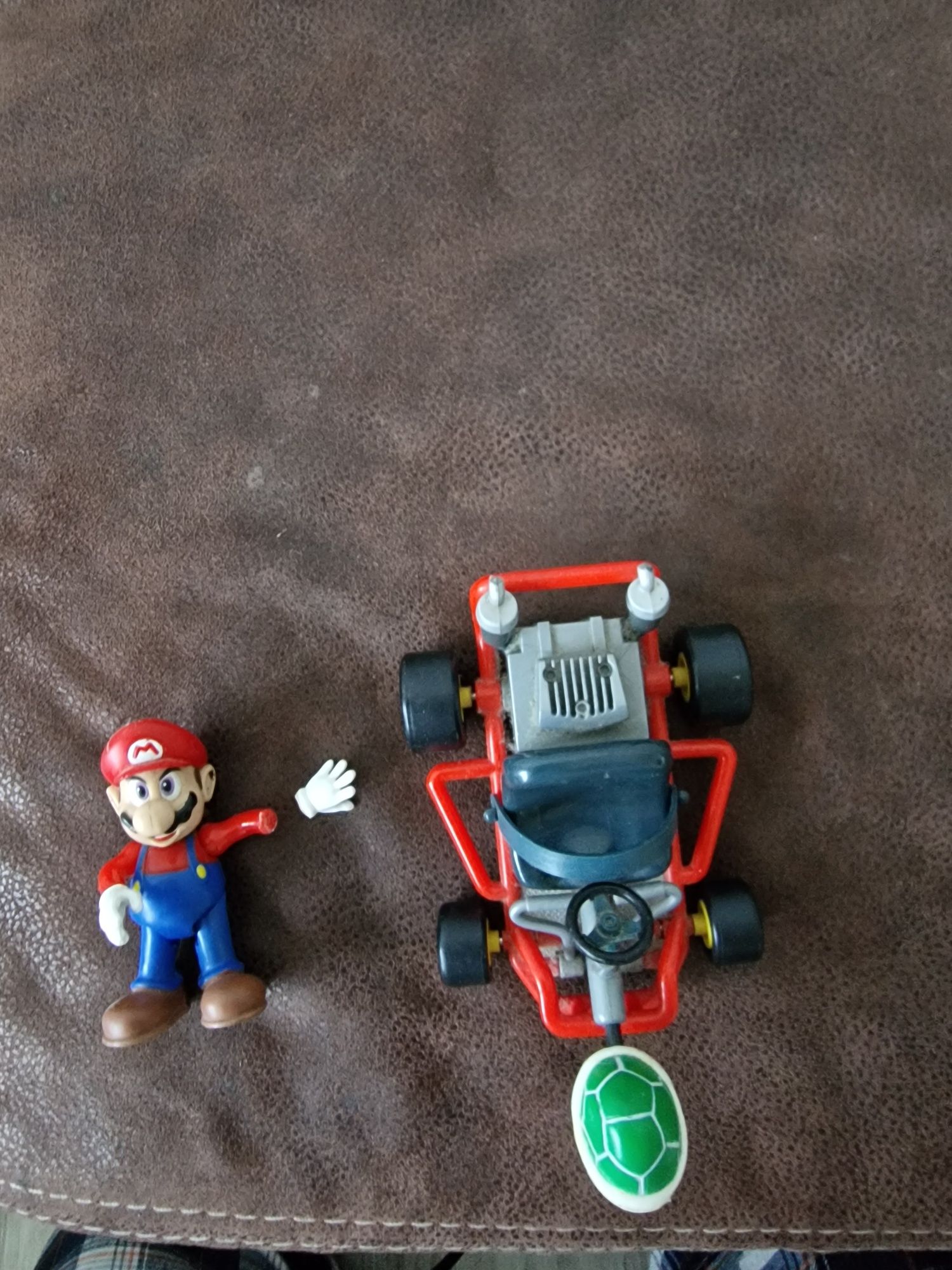 Figurki z   seri Super Mario & Yoshi + 2 pojazdy.