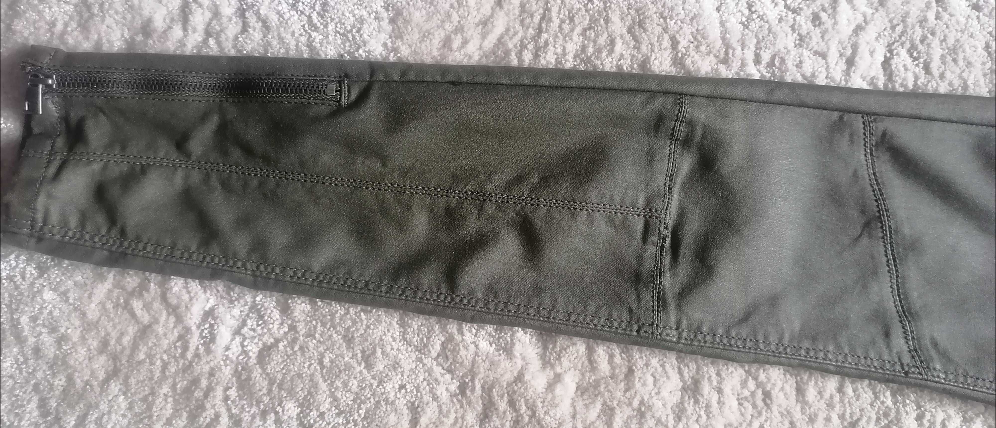 Woskowane ciemnozielone spodnie Stradivarius r XS