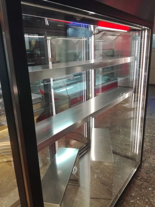 Chłodnia na kwiaty 120 cm. Wyposażenie kwiaciarni .