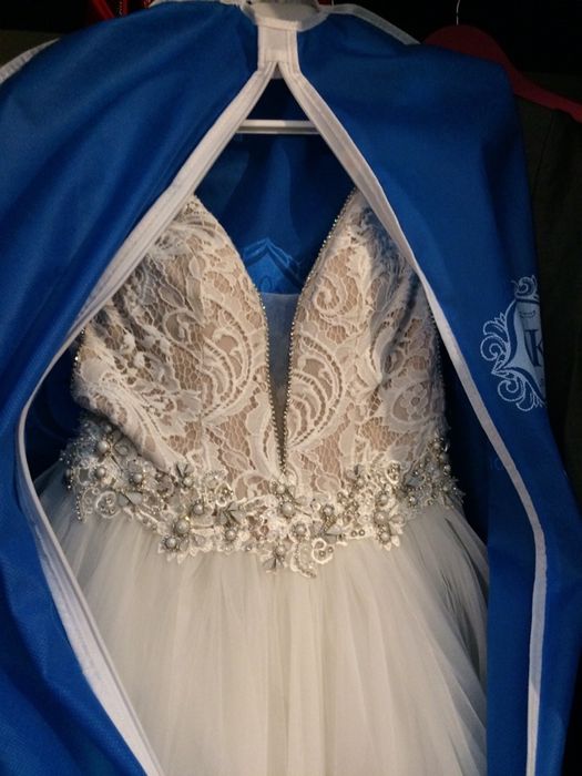 Свадебное платье с V- образным вырезом