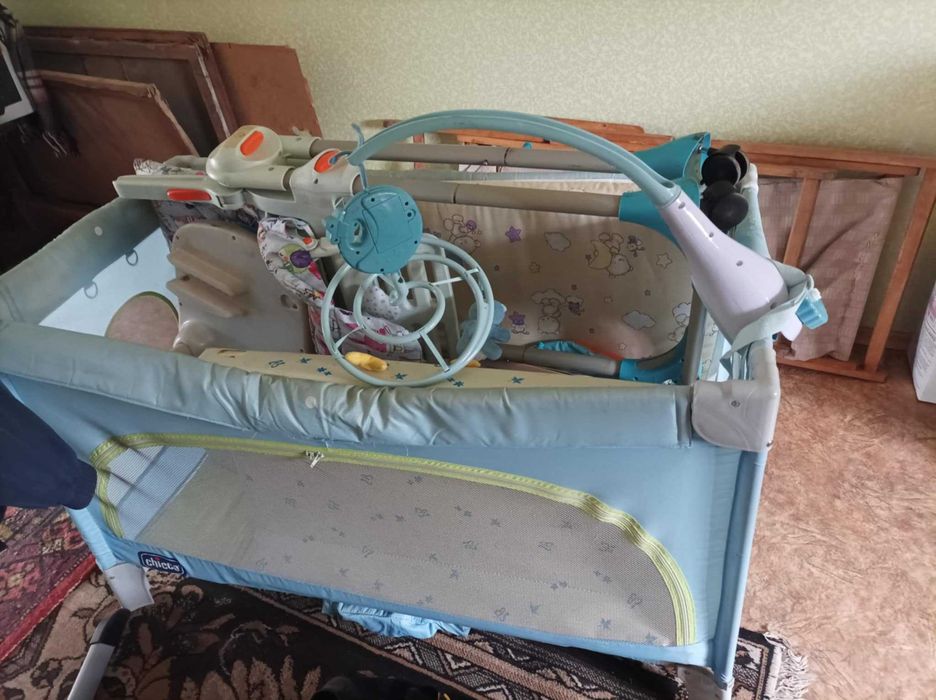 Стульчик для кормления . Детский манеж.