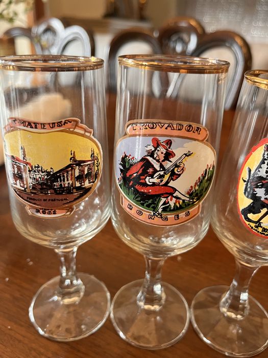 Copos antigos com varios logotipos