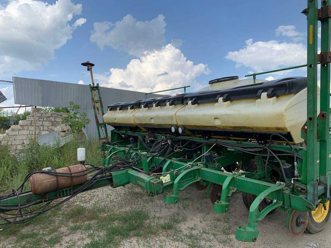 Сеялка John Deere 2126 пневматическая